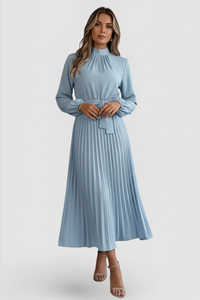 Vestido largo plisado con cuello alto y manga larga