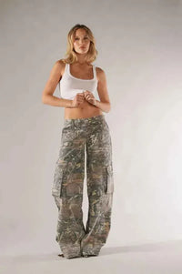 Estiloso pantalón cargo de camuflaje de estilo urbano con bolsillos y cintura ajustable