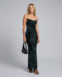 Vestido largo de terciopelo con cuello drapeado y espalda descubierta