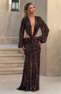 Estiloso vestido largo estampado de leopardo de invitada de boda con manga larga y escote profundo | Largo