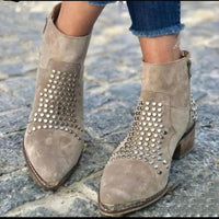 Estilosos botines con tachuelas de punta fina y tacón ancho con cremallera lateral | Otoño
