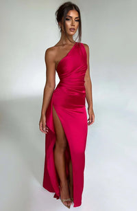 Elegante vestido de invitada de boda con pliegues detalle en el hombro y abertura | Maxi