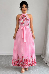 Elegante vestido largo de invitada de boda plisado floral con cuello halter y cinturón | Maxi