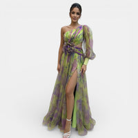 Estiloso vestido largo estampado tie-dye de fiesta de invitada de boda con hombros descubiertos | Maxi