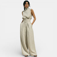 Elegante conjunto de mujer con top de cuello alto sin mangas y pantalón amplio de cintura paperbag