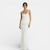 Elegante vestido de tirantes de fiesta y de invitada de boda con espalda descubierta y corte ajustado