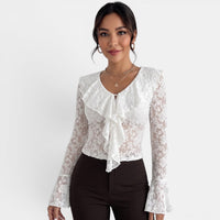 Refinada camisa blanca de manga acampanada con encaje y volantes elegantes
