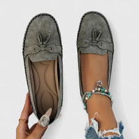 Mocasines de ante con lazo y borlas para mujer