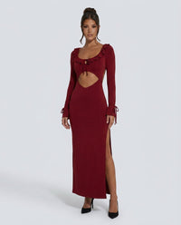 Vestido largo ajustado con volantes y recortes