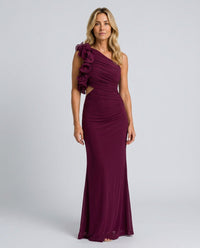 Vestido largo evasé de invitada de boda con un solo hombro y volantes