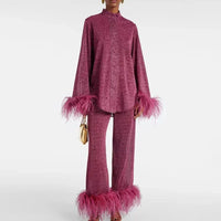 Estiloso conjunto de fiesta mujer con brillo y detalle de plumas