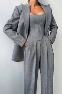 Elegante traje de mujer de tres piezas entallado con top ajustado
