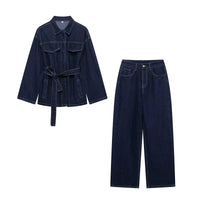 Estiloso conjunto vaquero de chaqueta y pantalón con cinturón ajustable