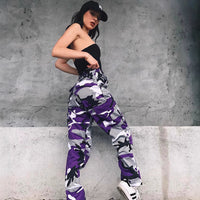 Estiloso pantalón cargo de camuflaje con cintura elástica y bolsillos utilitarios