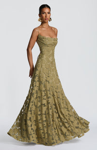 Elegante vestido de noche floral de invitada de boda con tirantes finos y espalda de cordones | Maxi