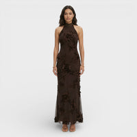 Sofisticado vestido largo marrón de invitada de boda con cuello alto y bordado floral | Maxi