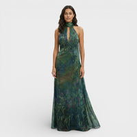 Elegante vestido largo verde de invitada de boda con cuello halter y escote de gota | Maxi