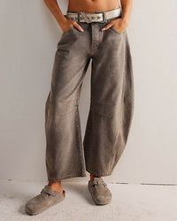 Elegante pantalón vaquero de corte recto con aire casual y estilo atemporal