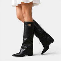 Elegantes botas altas negras con punta fina y caña hasta la rodilla