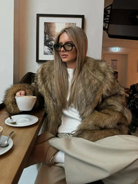 Elegante abrigo de mujer marrón de pelo sintético con mangas largas | Invierno