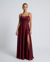 Vestido largo satinado plisado de gala con cuello drapeado y abertura