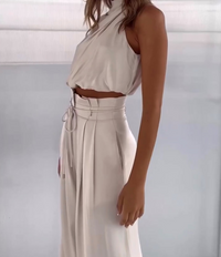 Elegante conjunto de dos piezas con top halter y pantalón ancho de cintura alta