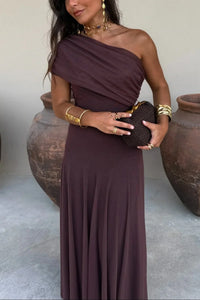 Elegante vestido largo plisado de invitada de boda con un solo hombro | Maxi