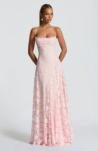 Elegante vestido largo floral de invitada de boda con tirantes finos | Maxi