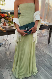 Elegante vestido largo verde plisado de invitada de boda | Maxi