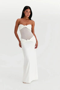 Refinado vestido largo palabra de honor de invitada de boda con transparencias y lazos | Maxi