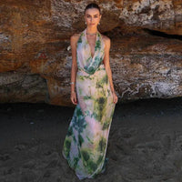 Estiloso vestido largo de invitada de boda con estampado tie dye y espalda descubierta | Maxi