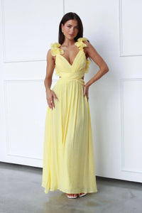 Estiloso vestido largo amarillo de invitada de boda con escote en V y detalle floral en los hombros | Maxi