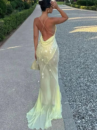 Estiloso vestido largo amarillo de fiesta y de noche con lentejuelas y espalda cruzada | Maxi
