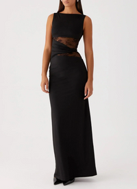 Elegante vestido largo negro de invitada de boda con detalle calado y recortes | Maxi