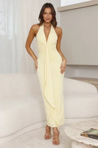Radiante vestido largo amarillo de invitada de boda con cuello halter y pliegues fluidos | Maxi
