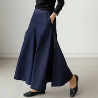 Relajado pantalón vaquero fluido de corte holgado y estilo casual