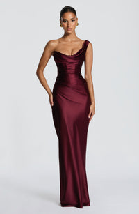 Elegante vestido largo de invitada de boda drapeado con escote asimétrico y espalda con cordones | Maxi
