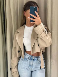 Elegante gabardina corta de mujer beige con mangas largas | Otoño