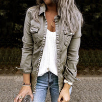 Elegante chaqueta vaquera casual con botonadura clásica y bolsillos aplicados