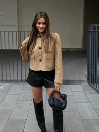 Estilosa chaqueta corta para mujer color camel con efecto ante y bolsillos delanteros