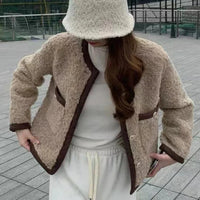 Relajada chaqueta corta para mujer con tacto peluche y corte moderno