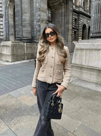 Elegante chaqueta de mujer beige texturizada estilo tweed con botones | Otoño