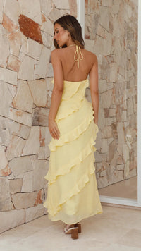 Refinado vestido largo drapeado de invitada de boda en amarillo | Maxi
