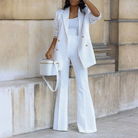 Elegante traje de mujer de dos piezas con blazer de doble botonadura y pantalón acampanado