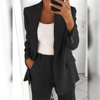 Elegante traje de mujer de dos piezas con blazer entallado y pantalón recto