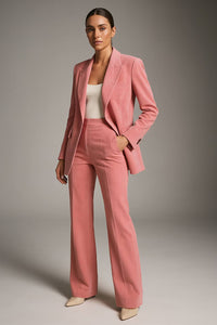Elegante traje de mujer de dos piezas con blazer entallado y pantalón de pierna ancha