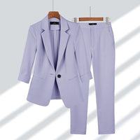 Elegante traje de mujer de dos piezas con blazer de solapa y pantalón recto