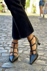 Elegantes pumps de punta fina con tacón ancho bajo y tiras ajustables