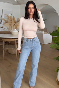 Elegante pantalón vaquero azul de tiro medio con pierna ancha y acabado limpio