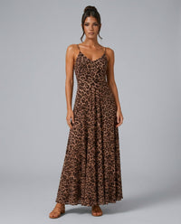 Vestido largo fluido con estampado de leopardo y tirantes finos